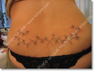 tatouage-fleurs-bas-dos.jpg
