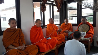 Ensemble par le fil de coton qui les relie a la statue du bouddha