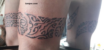 Tatouage de bracelet de cuisse avec son reflet dans la glace 