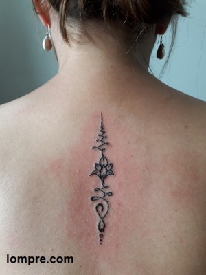 Double unalome ascendant tatoué avec une fleur de lotus, bernard lompré
