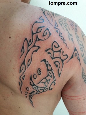 Tatouage polynésien raie manta avec lezard et mata hoata