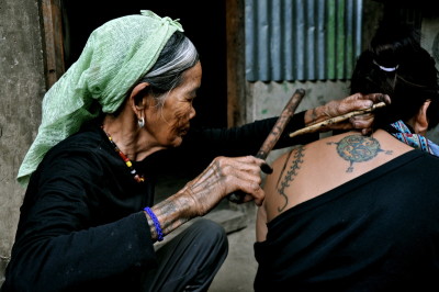 La plus vieille tatoueuse du monde une Philippine Kalinga