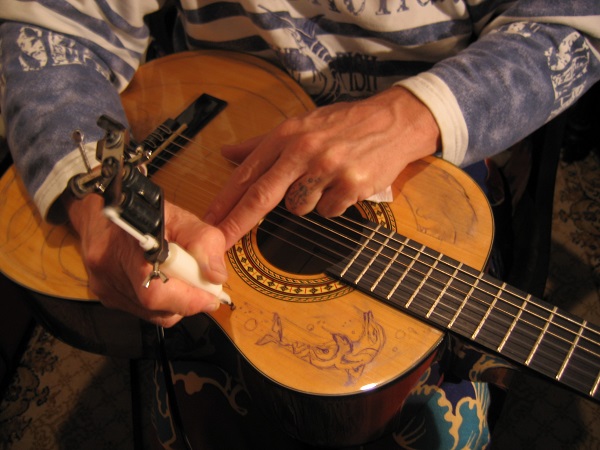 Entrainement tatouage, cole atttoo, pratique tatoo sur guitare avec machine a tatouer.